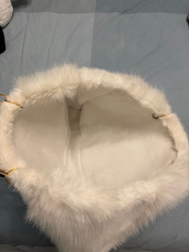 Borsa in pelo bianca con catena dorata