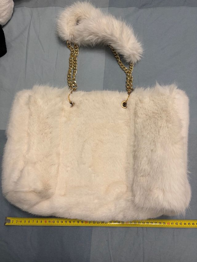 Borsa in pelo bianca con catena dorata