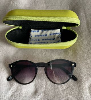 Gafas de sol negras y moradas