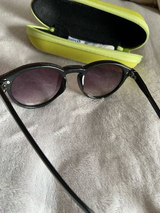 Gafas de sol negras y moradas