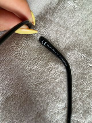 Gafas de sol negras y moradas