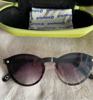 Gafas de sol negras y moradas