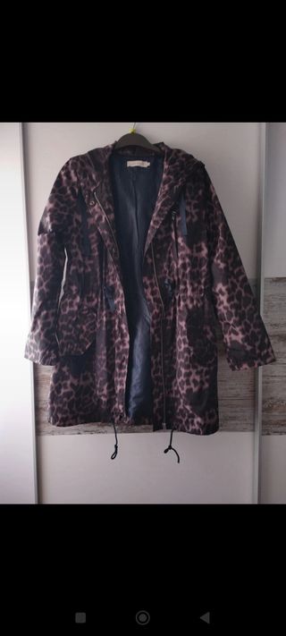 Parka Indi&Cold impermeable estampado leopardo.