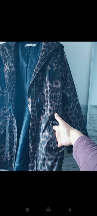 Parka Indi&Cold impermeable estampado leopardo.