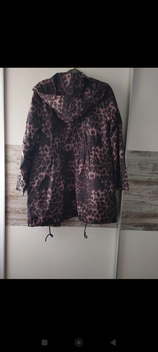 Parka Indi&Cold impermeable estampado leopardo.