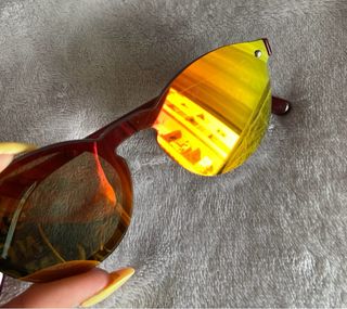 Gafas de sol rojas y multicolor