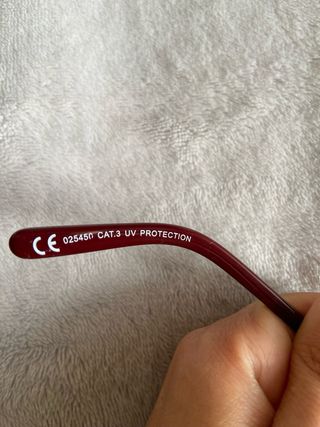 Gafas de sol rojas y multicolor