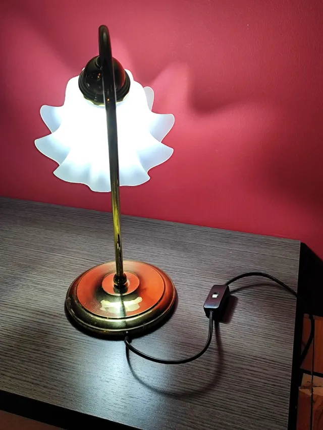 Lámpara vintage sobremesa metal dorada