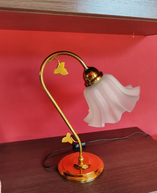 Lámpara vintage sobremesa metal dorada