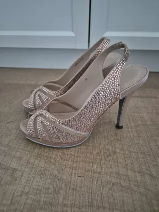 Zapatos de tacón dorados y rosas talla 35