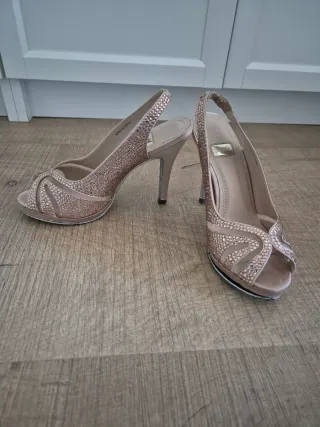 Zapatos de tacón dorados y rosas talla 35