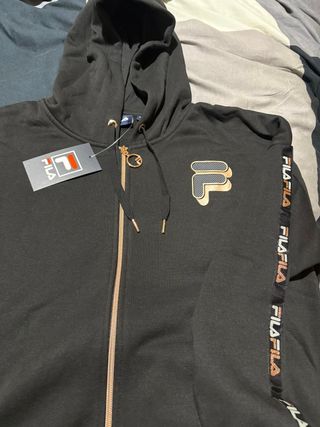 Chaqueta Fila Negra con Detalles Dorados