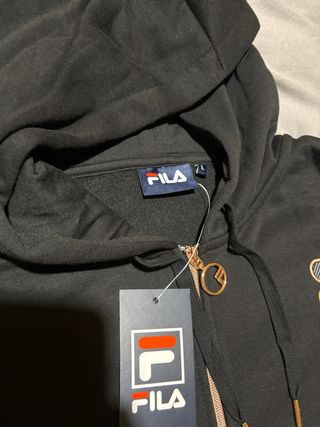 Chaqueta Fila Negra con Detalles Dorados