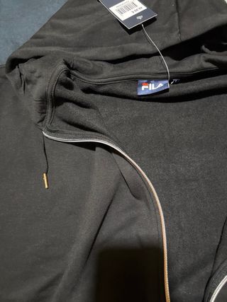 Chaqueta Fila Negra con Detalles Dorados