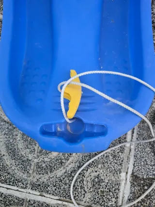 Trineo azul con asiento y cuerda