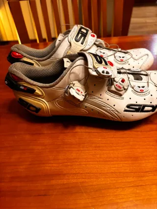 Zapatillas Sidi Blancas y Rojas