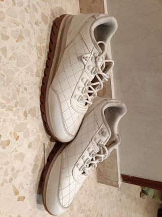 Zapatos blancos de mujer