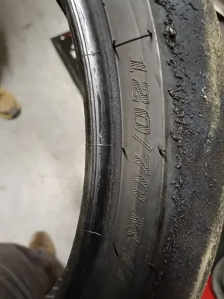 Neumáticos de circuito slick