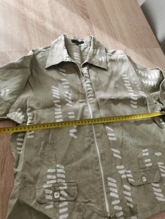 Traje de lino verde con estampado