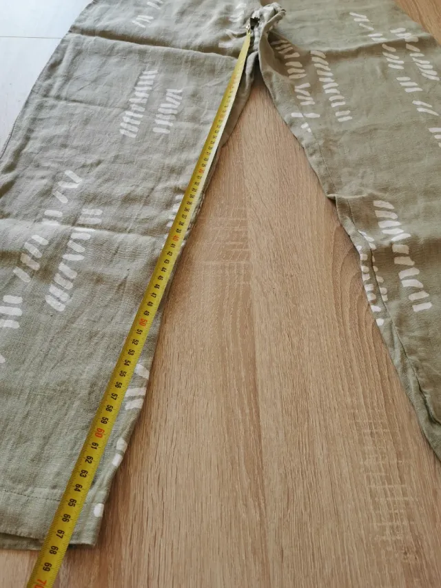 Traje de lino verde con estampado