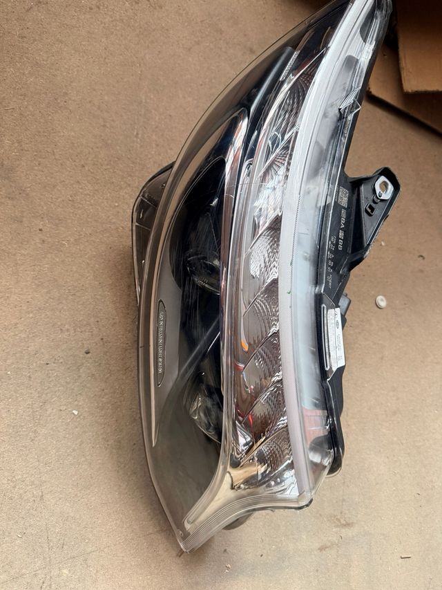 Faro LED Derecho Mercedes W447