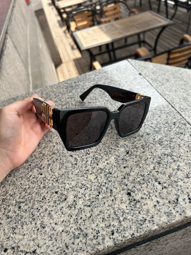 Gafas de sol Miu Miu negras