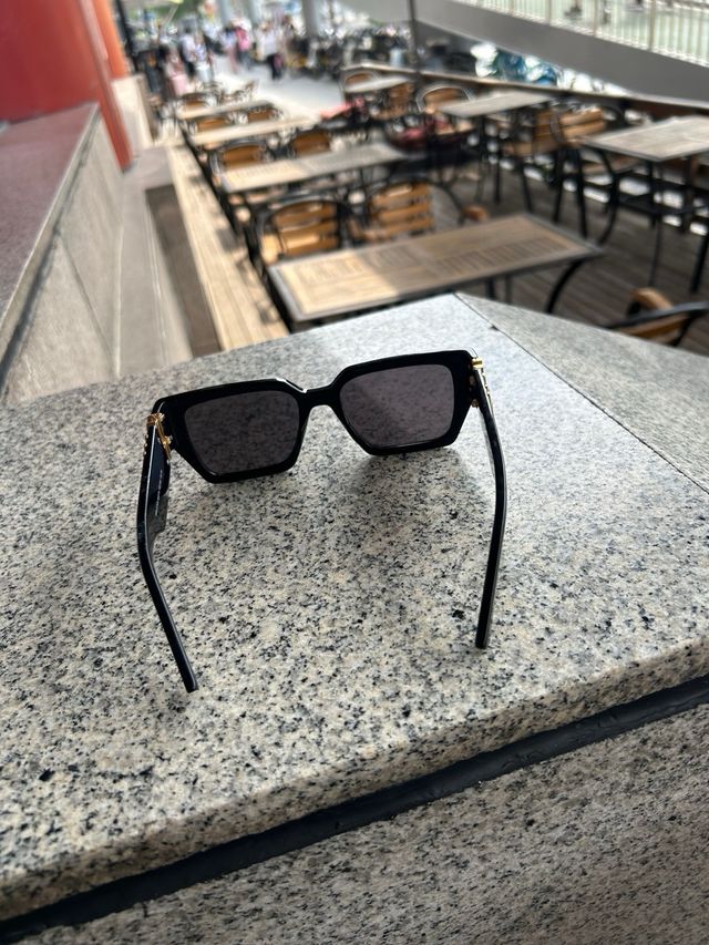 Gafas de sol Miu Miu negras