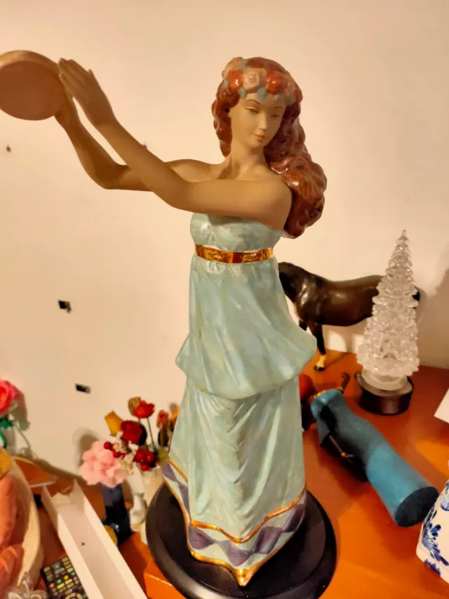 Figura de porcelana bailarina con pandero