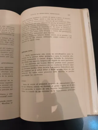 Antiguo libro de medicina. Manual de operaciones a