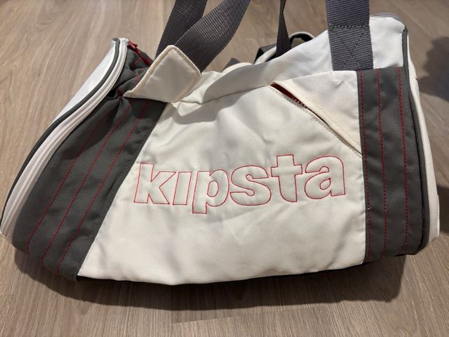 Macuto deportivo Kipsta gris y blanco