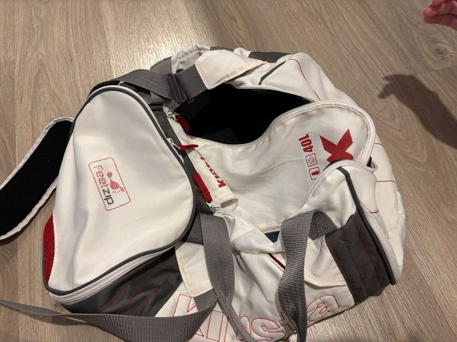 Macuto deportivo Kipsta gris y blanco