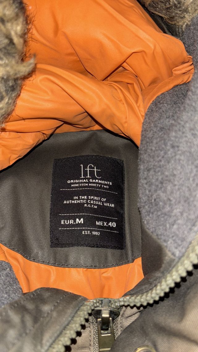 Abrigo parka marrón y verde militar