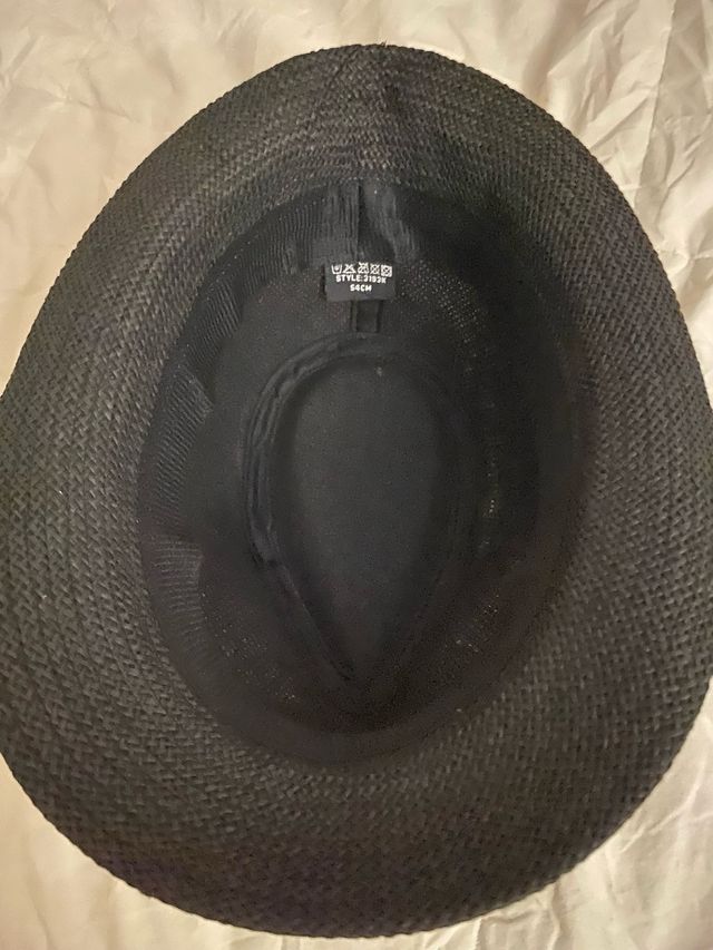 Sombrero negro con plumas