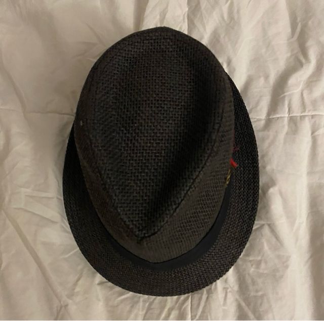 Sombrero negro con plumas
