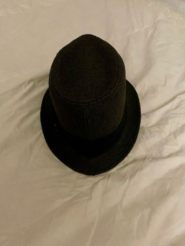 Sombrero negro con plumas