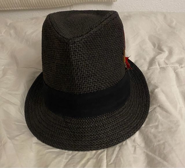 Sombrero negro con plumas