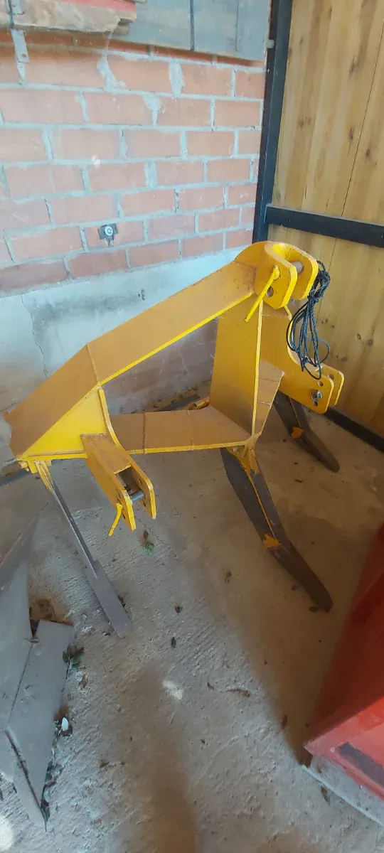 Subsolador agrícola amarillo