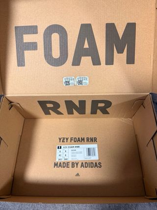 1 caja Adidas Yeezy Foam Runner vacia.