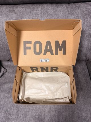 1 caja Adidas Yeezy Foam Runner vacia.