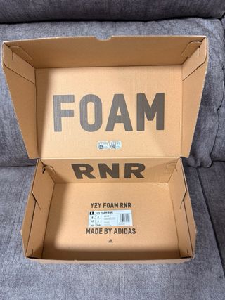 1 caja Adidas Yeezy Foam Runner vacia.