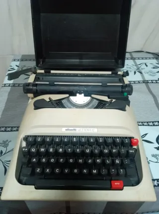 Máquina de escribir Olivetti Lettera 12