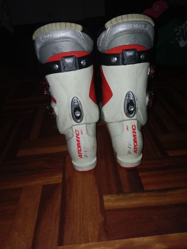 Botas de esquí Atomic rojas y blancas