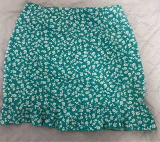 Falda verde con flores blancas