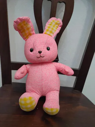 Peluche Conejo Rosa con Detalles Cuadros Amarillos