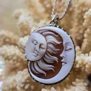 Ciondolo Cameo Sole e Luna intagliato a mano