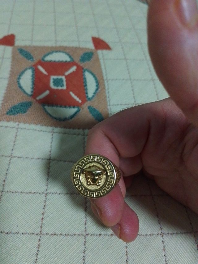 Anillo Versace Dorado