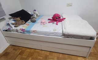 Cama individual blanca con 2 cajones