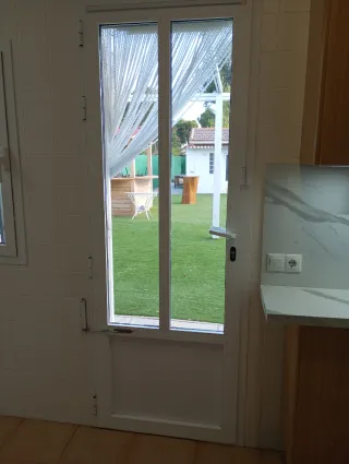 Puerta aluminio con cancela hierro