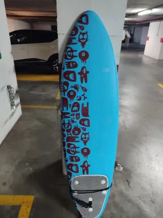 Tabla de surf azul practicamente nueva.