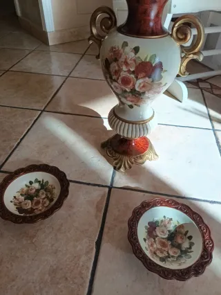 Vaso decorativo e piattini floreali